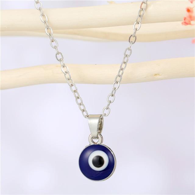 Colar com pingente de olho grego